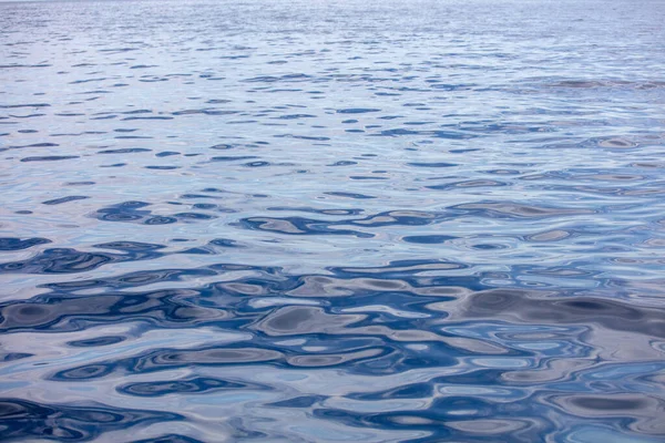 小さな波紋と海の水の表面穏やかな まだ海 深い青の色の背景 エーゲ海 地中海 — ストック写真