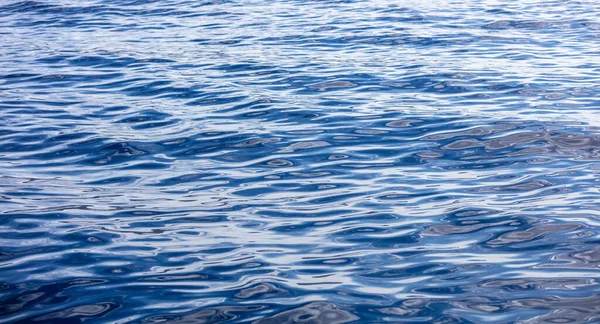 地中海の海の水の表面は小さな波紋で穏やかな まだ海 深い青の色の背景 エーゲ海 — ストック写真