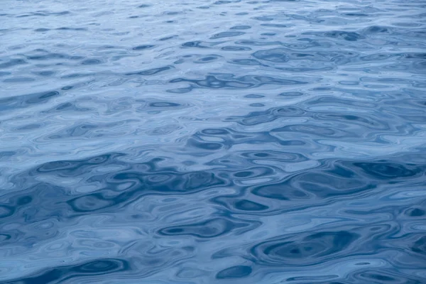 地中海の海の水の表面は小さな波紋で穏やかな まだ海 深い青の色の背景 エーゲ海 — ストック写真