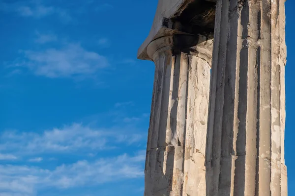 ギリシャのローマ アゴラ アテナ考古学の門の列の詳細は 青空の背景 プラカに古代遺跡 — ストック写真