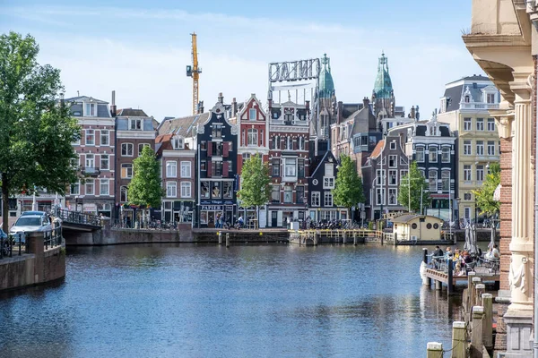 Amszterdam Hollandia 2022 Május Emberek Vízparti Kávézóban Pihennek Csatorna Felett — Stock Fotó