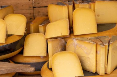 Hollanda peyniri dükkanı. Edam, Gouda tüm yuvarlak tekerlekleri ve Hollanda 'da açık hava perakende satış için parçaları kesip manzarayı kapatın.