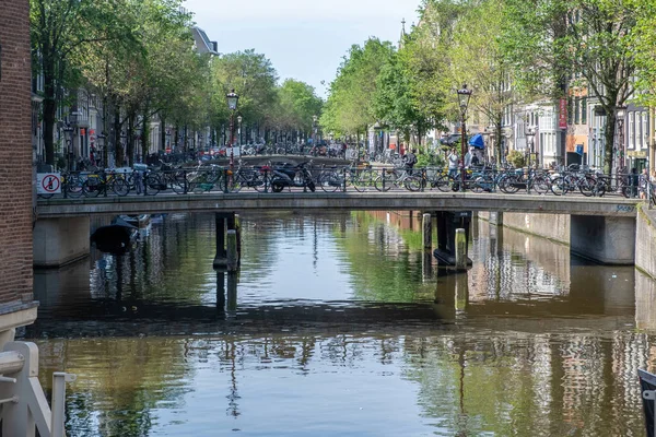 Amszterdam Hollandia Híd Csatorna Felett Emberek Biciklije Parkoló Biciklije Kikötött — Stock Fotó