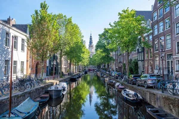 Csónakok Horgonyoztak Csatorna Mentén Amszterdamban Parkoló Kerékpárok Autók Utcán Hagyományos — Stock Fotó