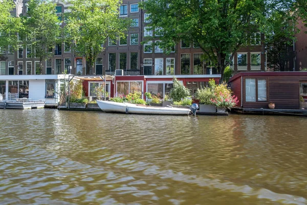 Amszterdami Csatorna Csónakok Úszó Lakóhajók Virágcserépekkel Vízen Hagyományos Házak Tégla — Stock Fotó
