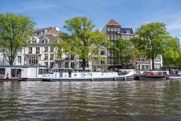 Lakóhajók Csónakok Csatornában Amszterdamban Hagyományos Tégla Homlokzatok Kék Napos Nap — Stock Fotó