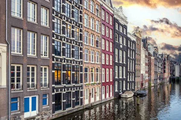 Amszterdami Házak Tükröződések Csatornában Kék Alkonyatkor Idegenforgalmi Körzet Damrak Hollandia — Stock Fotó