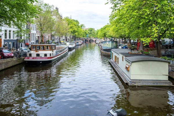 Házihajók Csatorna Mentén Kéreg Amszterdam Hollandia Hagyományos Tégla Homlokzat Házak — Stock Fotó