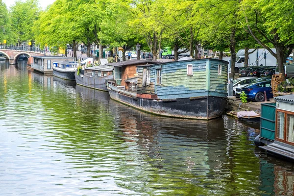 Házihajók Csónakok Vízcsatornán Amszterdam Hollandia Hagyományos Kőhíd Parkoló Kerékpárral Másolótér — Stock Fotó