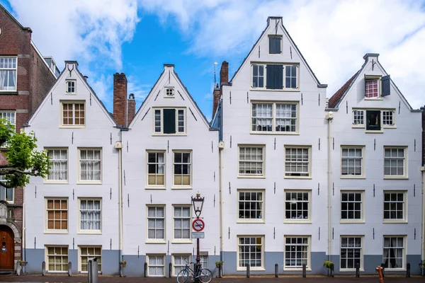 Amsterdam Houses White Color Facade Windows Bicycle Parked Building Residential — Stock Photo, Image