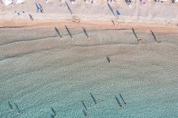 Görögország Homokos Strand Drón Kilátás Emberek Úszni Pihenni Átlátszó Türkiz — Stock Fotó