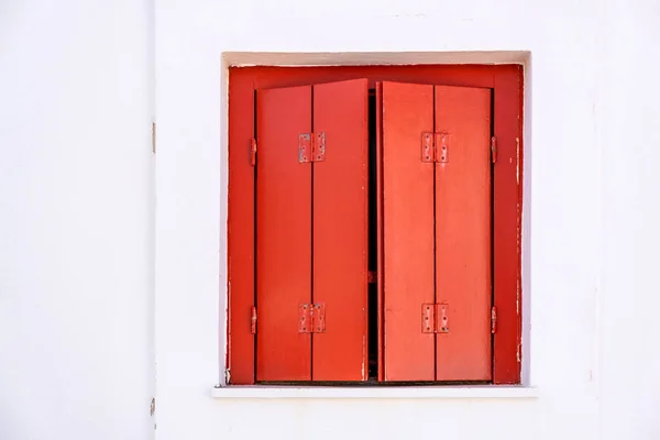Fenêtre Avec Volets Bois Semi Fermés Couleur Rouge Sur Fond — Photo