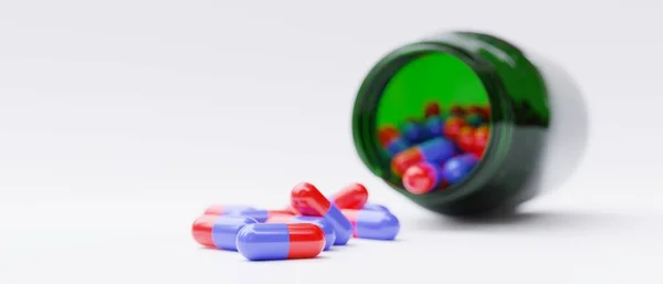 薬の錠剤は 白い背景に隔離されたぼやけた緑色のボトルから散乱しました カプセル青と赤の色 薬剤投与量とガラス容器 コピースペース バナー 3Dレンダリング — ストック写真
