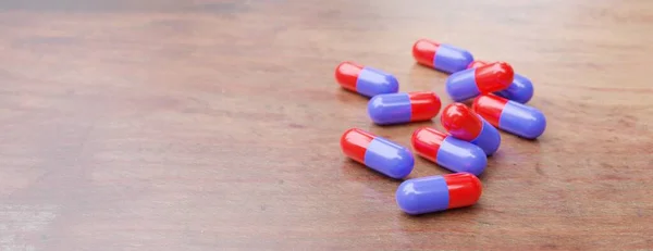 Medicina Cápsula Pílula Azul Vermelho Sobre Fundo Madeira Dose Medicamento — Fotografia de Stock