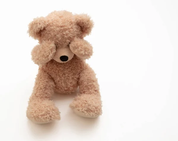 Konzept Kindesmissbrauch Teddybär Abdeckauge Isoliert Auf Weißem Hintergrund Vorderansicht — Stockfoto