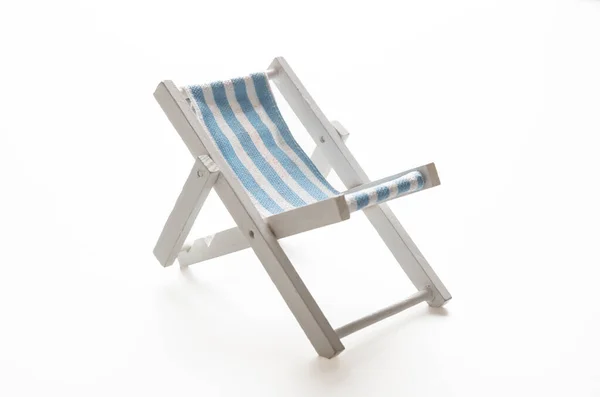 Plaj Sandalyesi Beyaz Arka Planda Beyaz Mavi Çizgili Iskemle Dinlenme — Stok fotoğraf