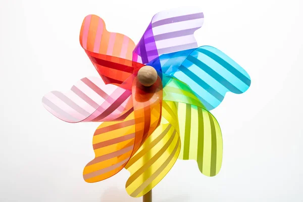 Pinwheel Geïsoleerd Witte Achtergrond Regenboog Kleur Windmolen Speelgoed Een Houten — Stockfoto