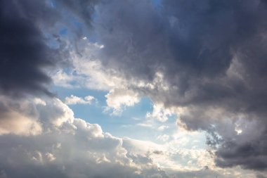 Mavi arka planda gün doğumu renkli bulut. Kümülüs bulutlu beyaz gri renk ve turuncu ton. Gün batımı ışığı bulutlu gökyüzünü renklendirir. Alacakaranlık, şafak vakti