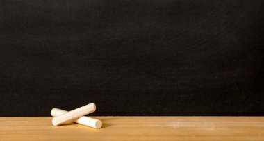 Okul karatahtası, boş siyah tahta ve tahta çerçeve pervazında beyaz tebeşir parçası, boşluğu kopyala