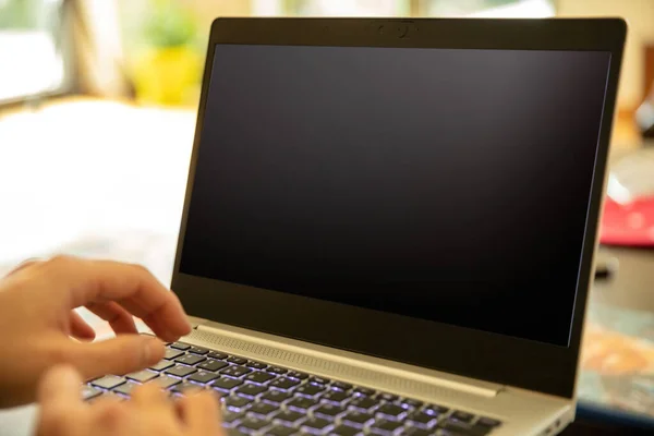 Laptop Mit Leerem Bildschirm Heimarbeit Männertyp Offenes Notizbuch Auf Dem — Stockfoto