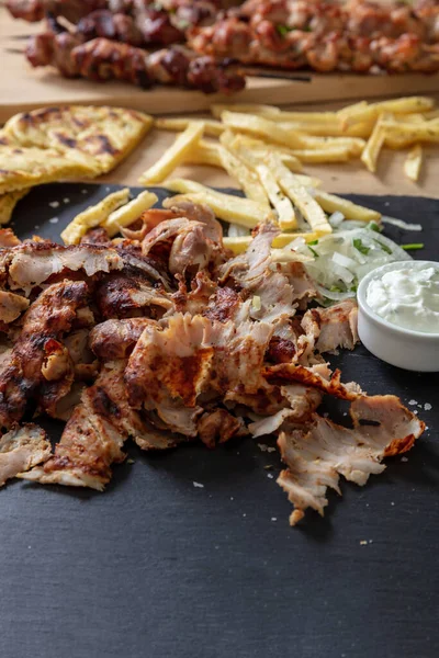 Gyro Grekisk Skivade Kött Mat Traditionell Gatumat Etnisk Maträtt Pitabröd — Stockfoto
