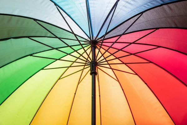 Regenbogenfarbe Regenschirm Hintergrund Buntes Spektrum Farben Sonnenschirm Offener Sonniger Tag — Stockfoto