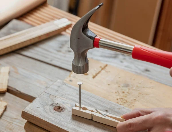 Male Hand Hold Hammer Nail Clothespin Wooden Work Bench Table — Stock Photo, Image