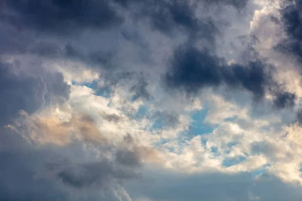 Nascer Sol Nuvem Colorida Fundo Céu Azul Cumulus Cloudscape Cor — Fotografia de Stock