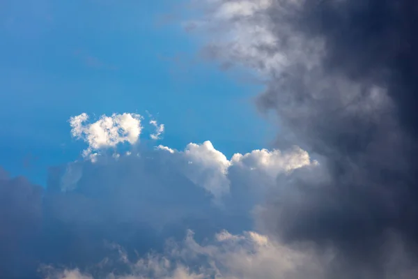 Nuvem Escura Pesada Fundo Céu Azul Nuvens Cúmulos Fofos Cor — Fotografia de Stock