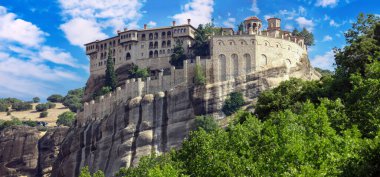 Meteora Yunanistan. Varlaam Kutsal Manastır binaları kayaların üzerinde, mavi bulutlu gökyüzü, yakın görüş. Avrupa dini seyahat hedefi