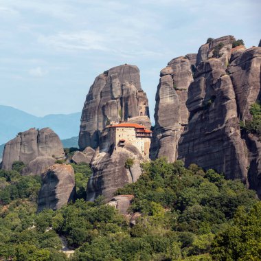 Meteora Yunanistan. Aziz Nicholas Anapafsas Manastırı. Kayaların tepesindeki binalar. Avrupa 'daki din seyahatleri.