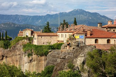 Kutsal Trinity Agia Trias Manastırı. Meteora Yunanistan. Kayaların üstündeki binaların üzerinde mavi bulutlu gökyüzü. Avrupa seyahati