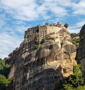 Meteora Yunanistan. Varlaam Kutsal Manastır binaları kayaların üzerinde, mavi bulutlu gökyüzü. Avrupa dini seyahat hedefi