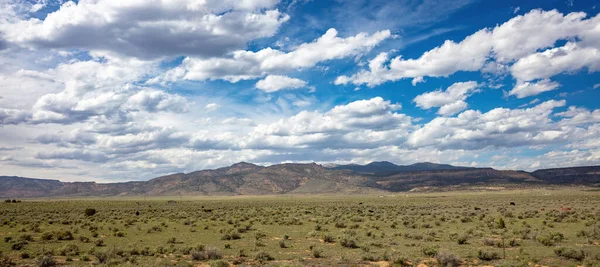 砂漠の土地と雲と青空 アメリカの田舎の晴れた春の日 メキシコ Usa — ストック写真