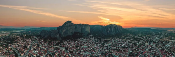 Meteora Griechenland Panorama Sonnenuntergang Und Oranger Himmel Über Der Stadt — Stockfoto