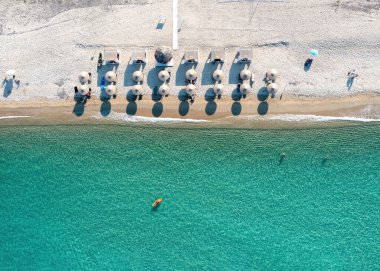 Yunanistan, kumlu plaj, hava aracı manzarası. Chalkidiki yarımadasında insanlar yüzer ve dinlenir. Güneşli yaz günü, seyahat yeri