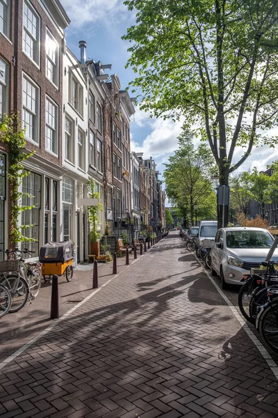 Amsterdam Stad Verharde Stoep Traditionele Rode Bakstenen Muurhuizen Fietsen Geparkeerd — Stockfoto