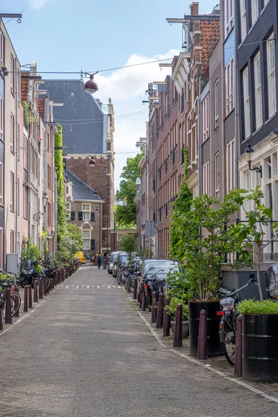 Amsterdam Stad Verharde Steegje Traditionele Rode Bakstenen Muurhuizen Fietsen Geparkeerd — Stockfoto