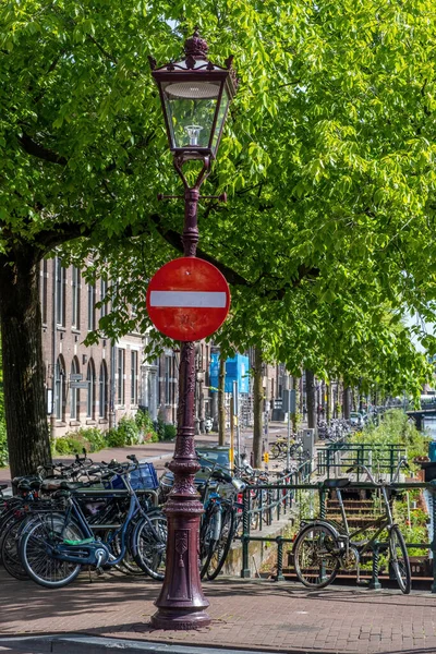Stop Sign Amsterdam Netherlands Holland Bikes Parked Canal Bridge Traditional — Stock Photo, Image
