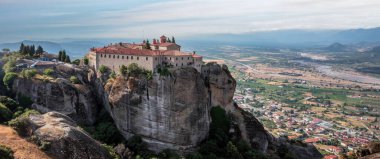 Meteora Yunanistan. Aziz Stephen Agios Stefanos Manastırı kayaların üzerindeki binalar, bulanık Kalambaka kasabası geçmişi. Avrupa dini seyahat hedefi