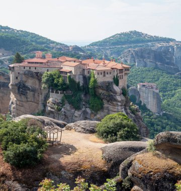 Meteora Yunanistan. Varlaam Kutsal Manastırı ve kayaların tepesindeki binalar, manzarayı kapatın. Rousanos Manastırı manzarası da öyle. Avrupa dini seyahat hedefi