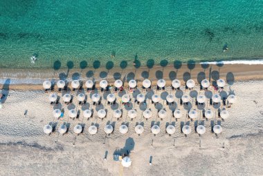Yunanistan, kumlu plaj, hava aracı manzarası. Chalkidiki yarımadasında insanlar yüzer ve dinlenir. Güneşli yaz günü, seyahat yeri