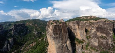 Meteora Yunanistan Kutsal Trinity Agia Trias Manastırı. Mavi gökyüzü kayaların üstündeki binaların üzerinde bulutlarla. Avrupa 'da seyahat hedefi