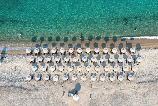 Görögország Homokos Strand Drón Kilátás Emberek Úsznak Lazítanak Chalkidiki Félszigeten — Stock Fotó