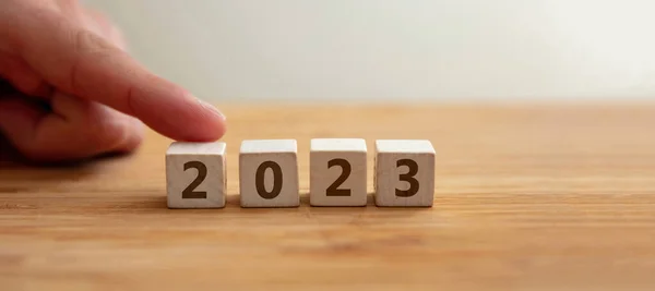 2023新年快乐 2023数字在木制立方体上 用手指显示数字2 问候卡 — 图库照片