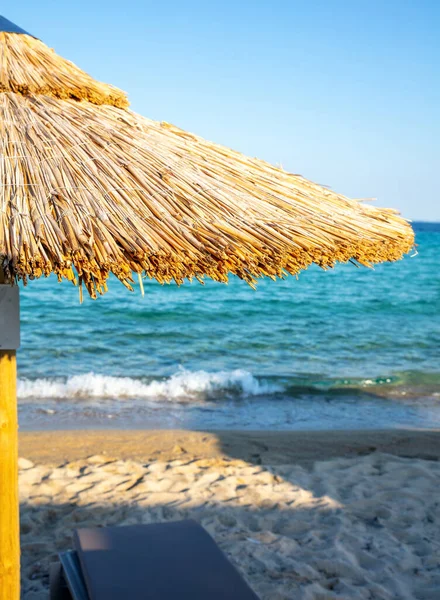 Straw Umbrella Sandy Beach Close View Sunny Day Sea Blue — Stock Photo, Image