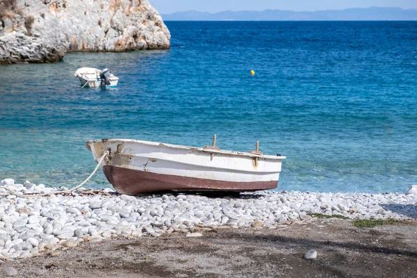 Greece Moored Boat Pebble Beach Transparent Calm Sea Blue Sky — Stock Photo, Image