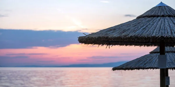 Sunset Beach Aegean Sea Greece Straw Umbrellas Silhouette Reflections Rippled — Stock Photo, Image