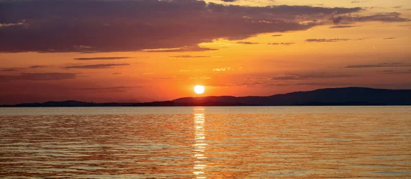 Solnedgång Över Egeiska Havet Grekland Solen Faller Bakom Mörk Mark — Stockfoto