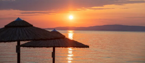 Naplemente Égei Tenger Partján Görögországban Szalma Esernyők Sziluett Arany Tükröződések — Stock Fotó